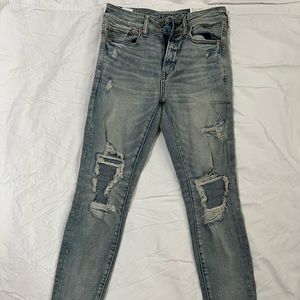 American Eagle High Rise Jegging - Distressed Light Wash